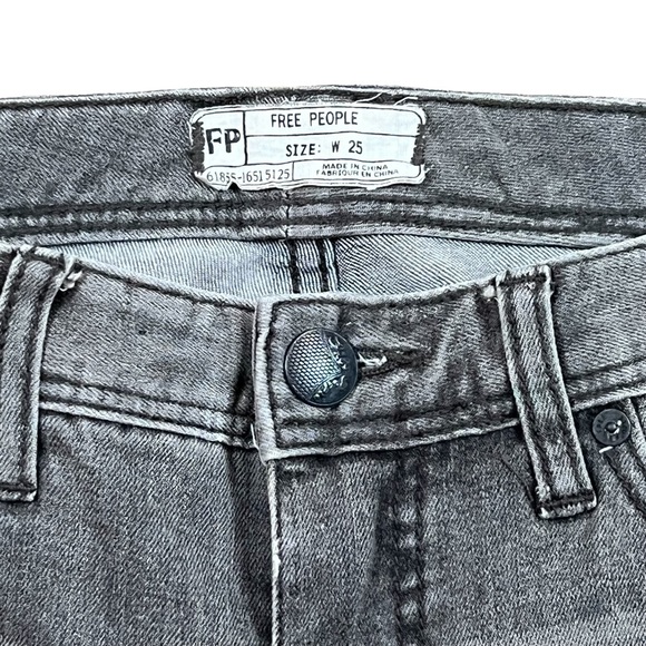 Free People Size 25 Charcoal Gray Fray Hem Busted Knee Skinny Cropped Jeans - Picture 4 of 7
